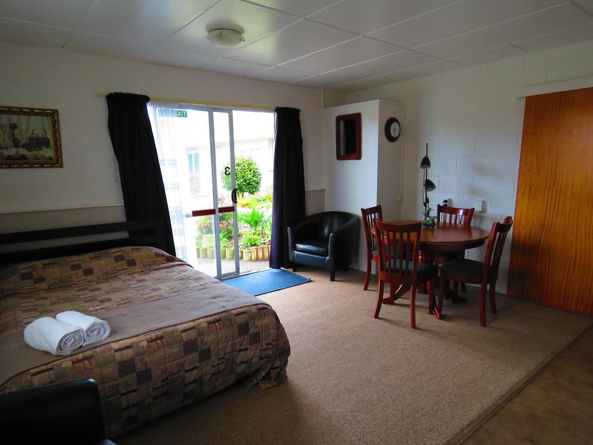 Opunake Motel And Backpackers Lodge Εξωτερικό φωτογραφία