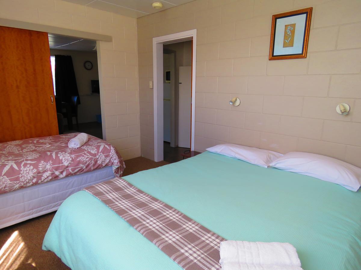 Opunake Motel And Backpackers Lodge Εξωτερικό φωτογραφία