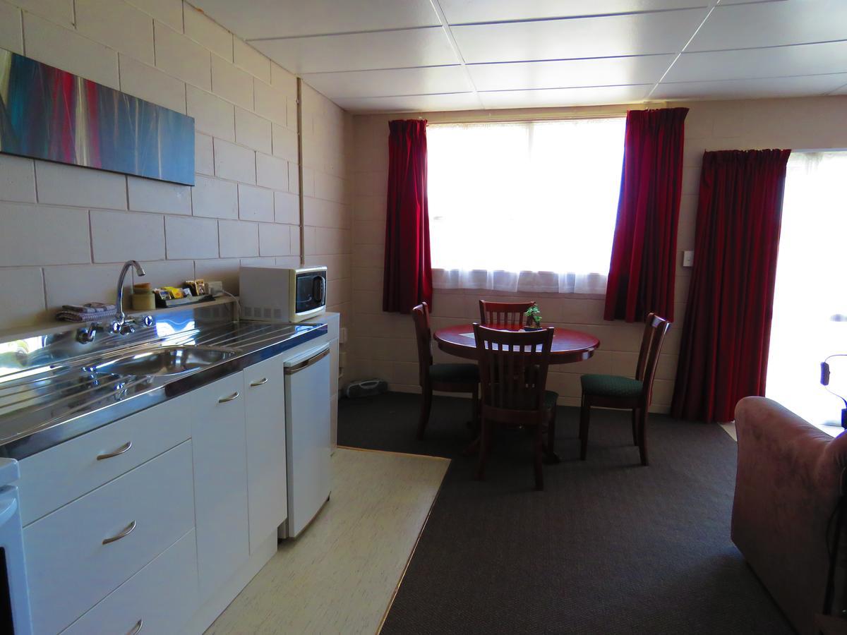 Opunake Motel And Backpackers Lodge Εξωτερικό φωτογραφία